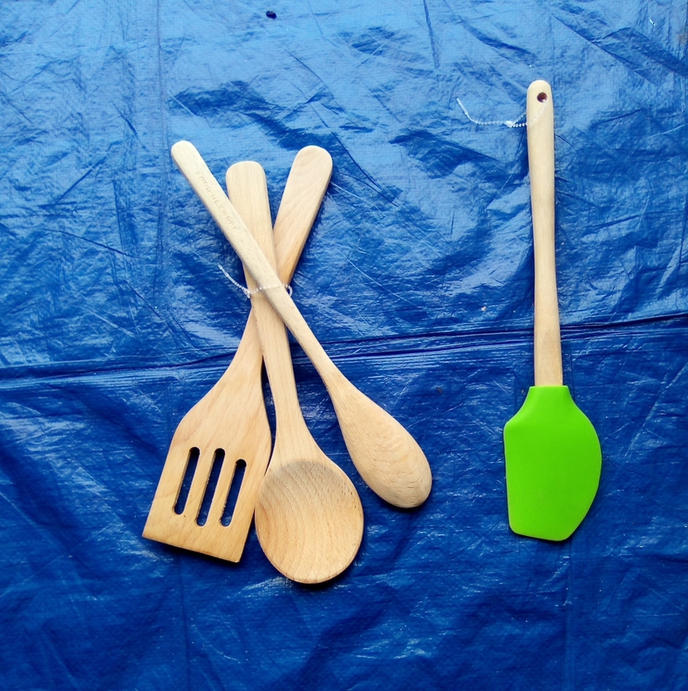 Wooden Kitchen Utensil Set with Green Spatula